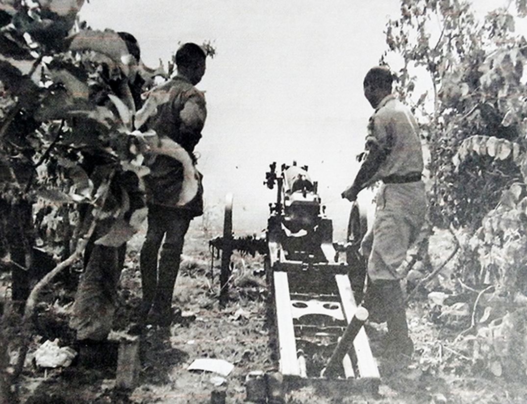 1944年6月，亚洲滇缅战场，中国远征军士兵正用盟军提供的美国M1（M116）式75毫米榴弹炮向日军阵地射击。