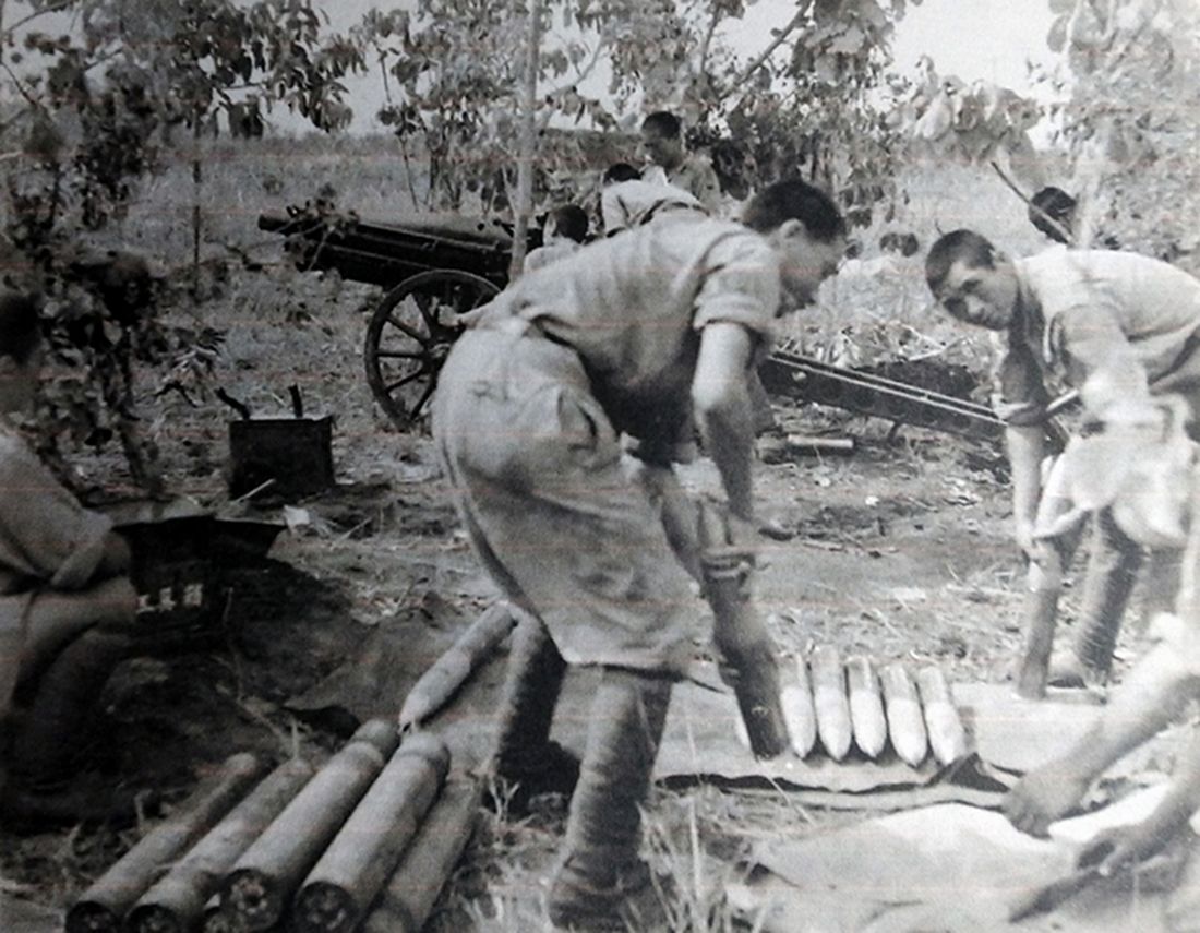 1944年6月，亚洲滇缅战场，中国远征军一门M1（M116）式75毫米榴弹炮正与日军作战中，阵地上有很多炮弹，可见当时作战的弹药十分充足。