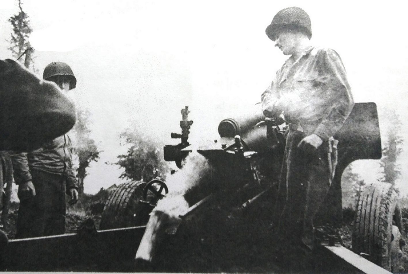 1944年夏，「诺曼底登陆」期间，西线战场法国诺曼底地区，美军一门M2（M101）式105毫米榴弹炮正向德军阵地开火。该炮在西线战场被广泛使用，是美军主要的火力支援武器。