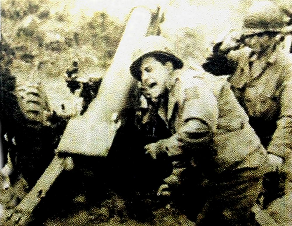 1944年7月，西线法国战场，一门美军M2（M101）式105毫米榴弹炮正在开炮射击。
