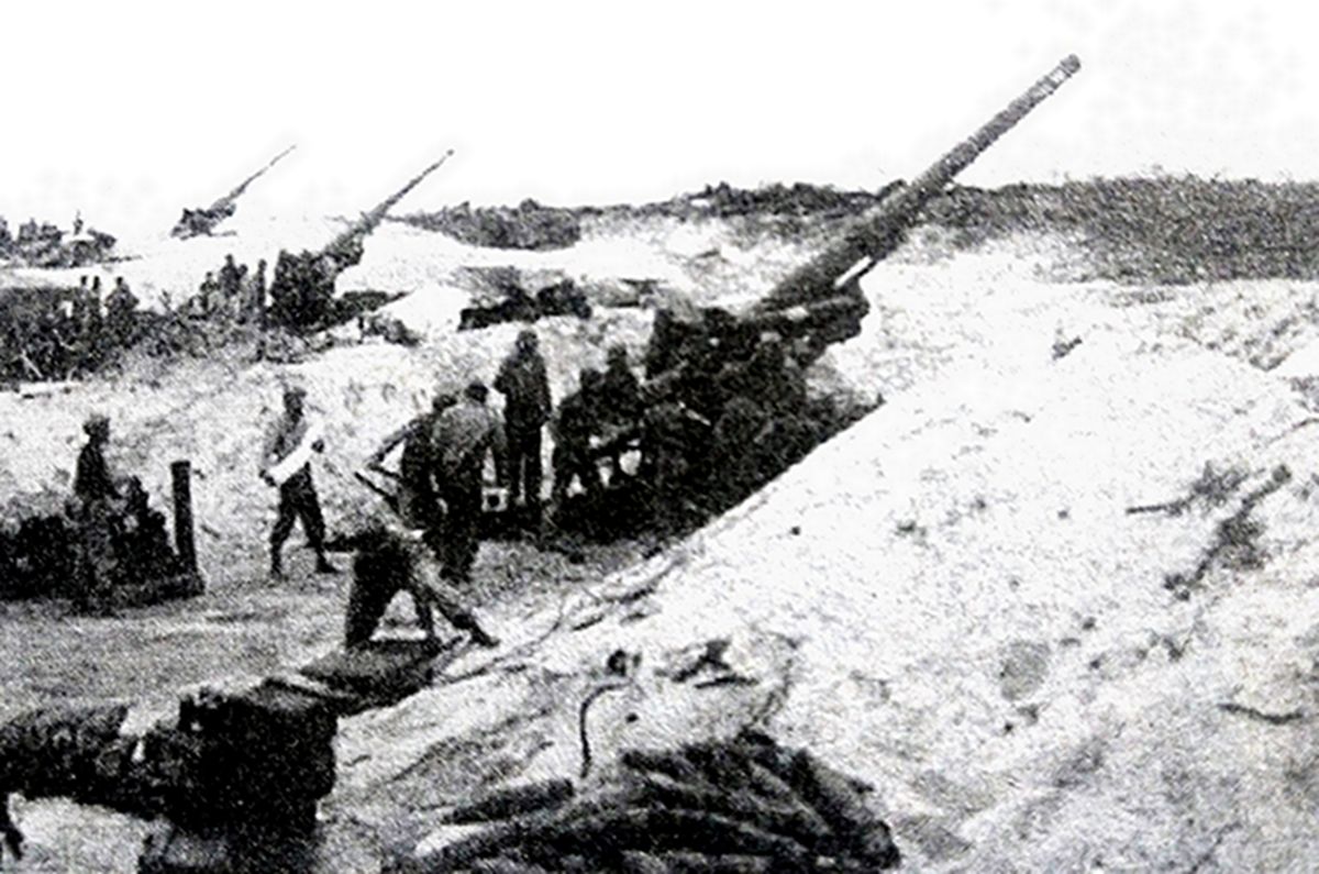 二战战场，美军一个野战炮营的M59加农炮阵地，炮兵们正在向敌方目标开火。