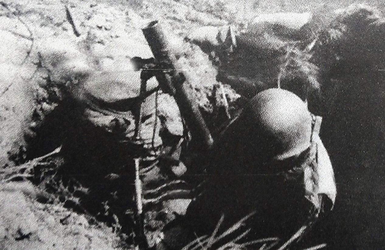 1944年春，「安齐奥战役」期间，西线战场意大利安齐奥附近，战壕中的美军一门M2式60毫米迫击炮正向反击的德军开炮。