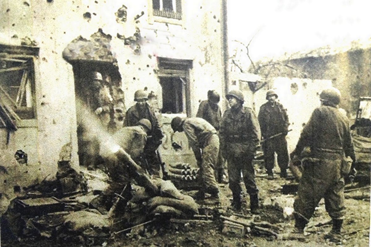 1945年2月，西线德国战场，美军一门106.7毫米化学迫击炮正在发射炮弹。为减少发射时的后座力，该门迫击炮的底座和支撑臂均放置了多个沙袋以作固定。