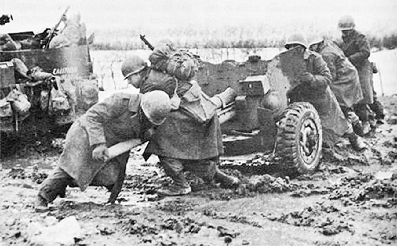 1944年冬季，西线战场，美军炮兵正在努力将一门M1式57毫米反坦克炮推出泥泞，让半履带装甲车顺利牵引。美军普遍认为57毫米反坦克炮重量太大，不利于迅速转移阵地。