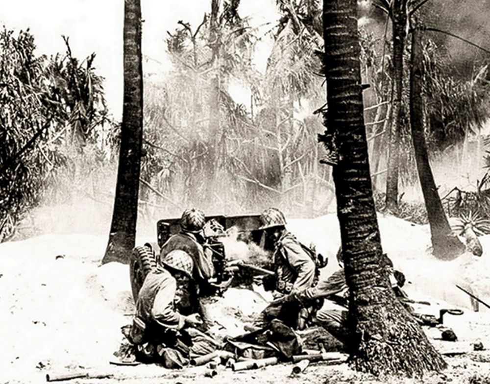 1944年，太平洋战场一处岛屿上，美军一门正在战斗中的M3式37毫米反坦克炮。在太平洋群岛争夺战中，用这种小口径火炮对付日军碉堡与地下工事还是很有效的。