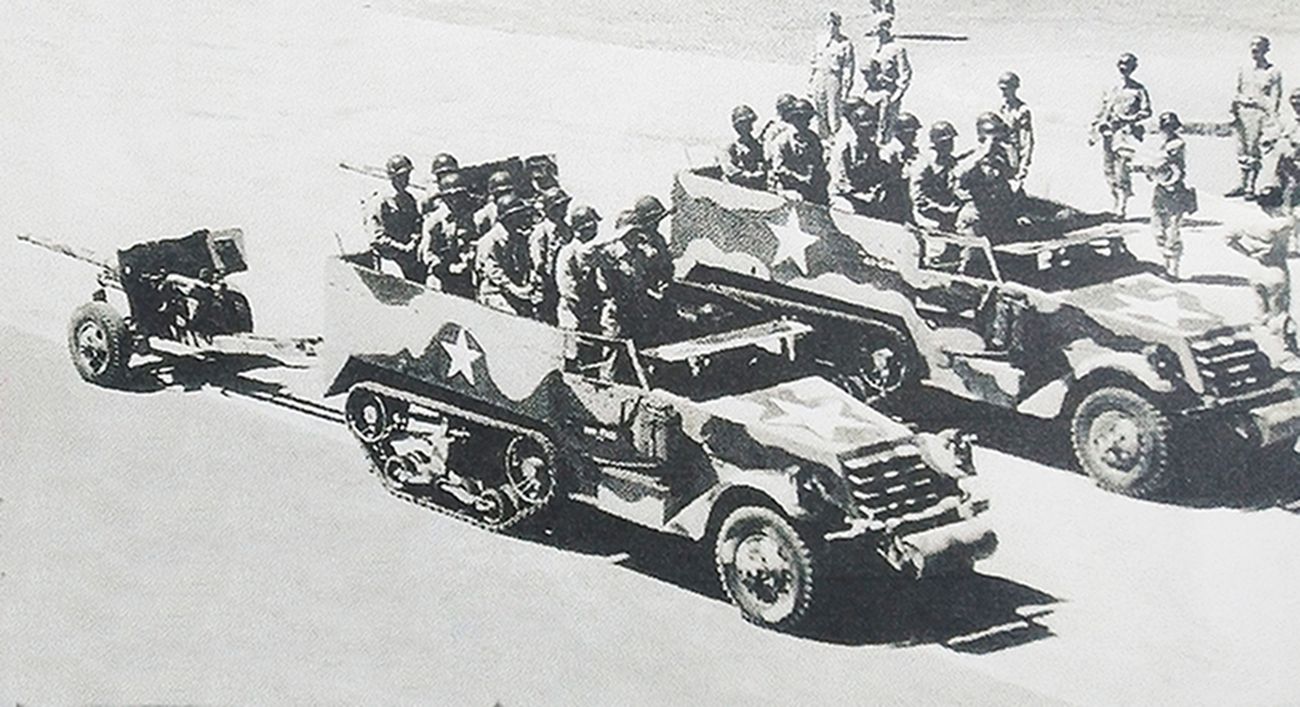1943年7月4日，摩洛哥，美军第34师的M3半履带车拖着新的M1A3式57毫米反坦克炮参与在利奥泰港举行的阅兵仪式。「突尼斯战役」期间美军步兵还在使用37毫米反坦克炮，直到「西西里岛登陆战」前才开始接收新的57毫米反坦克炮。