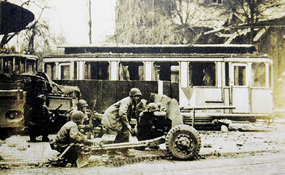 1945年3月，西线德国战场，正在一处城市街道上与德军作战的美军第29师一门M1式57毫米反坦克炮。