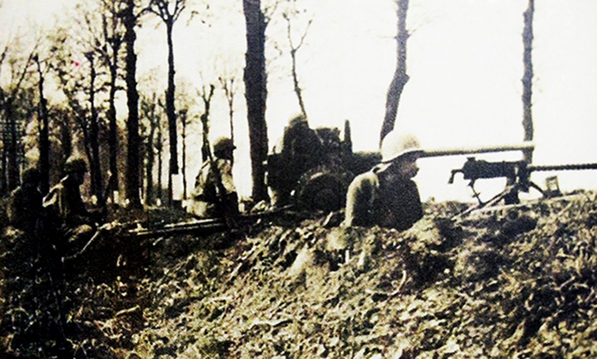 1944年11月，西线战场，据守在野外阵地上的美军一门M1式57毫米反坦克炮和一挺重机枪。在野战中，这些武器主要用于对付德军步兵与轻、中型装甲战车，而难以与德军西线装甲师的重型坦克相抗衡。