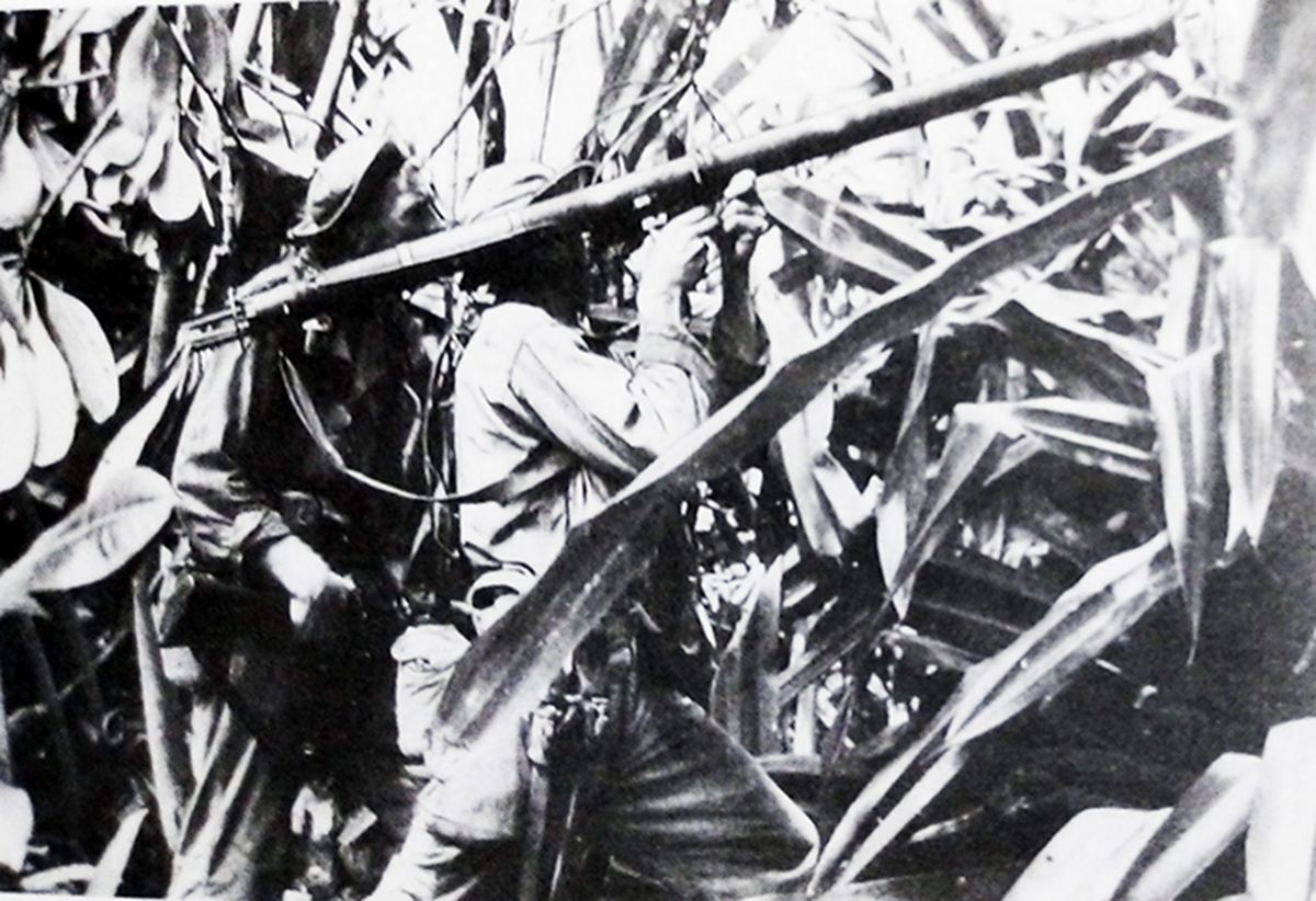 1944年6月，「塞班岛战役」期间，太平洋战场塞班岛，美陆军第27步兵师的一个火箭筒小队的一名士兵正持一支M9型「巴祖卡」火箭发射筒向山上的日军碉堡轰击。在太平洋海岛争夺战中，巴祖卡已成为美军攻击摧毁日军混凝土掩体和碉堡的利器。M9与M9A1型「巴祖卡」火箭发射筒安装有光学与机械瞄准器，相比M1A1型大大提高了射击准确率，而该火箭筒平时可拆分开两部份，因此也方便了携带。