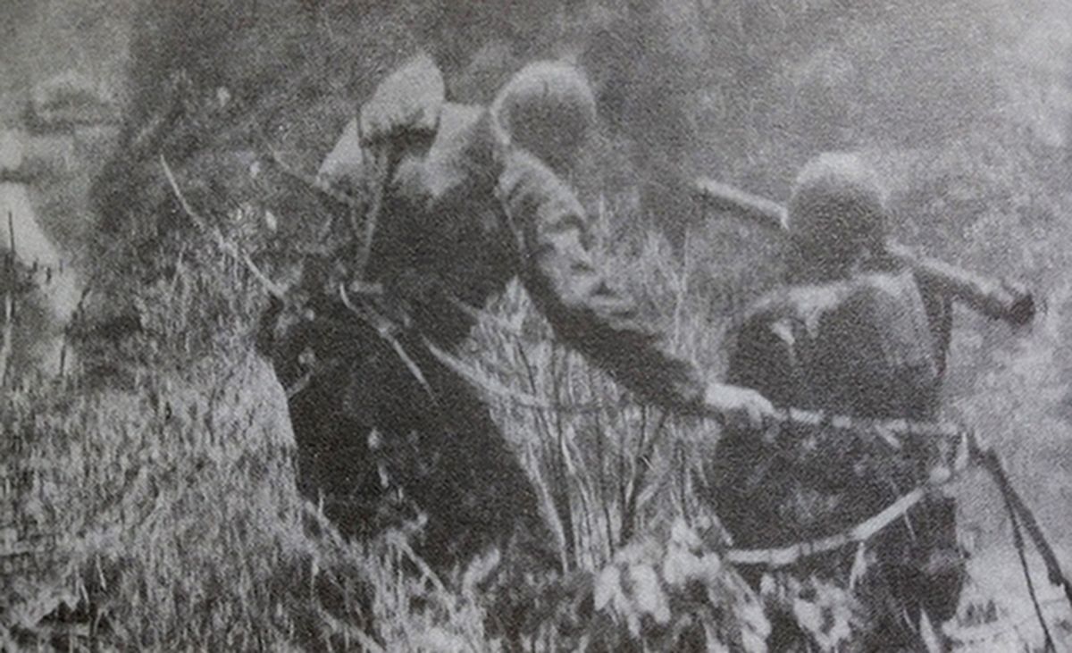 1944年7月，太平洋战场塞班岛，美国海军陆战队一名士兵正手持一支M1A1型「巴祖卡」火箭发射筒向日军工事轰击。在太平洋战场上，当时美陆军步兵已装备M9A1型「巴祖卡」火箭发射筒，但美海军陆战队使用的「巴祖卡」仍多为M1A1型。