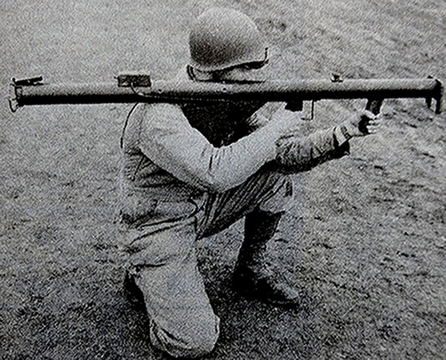 1943年，一名美军正在使用一支早期研制的M1型「巴祖卡」火箭发射筒进行发射训练。