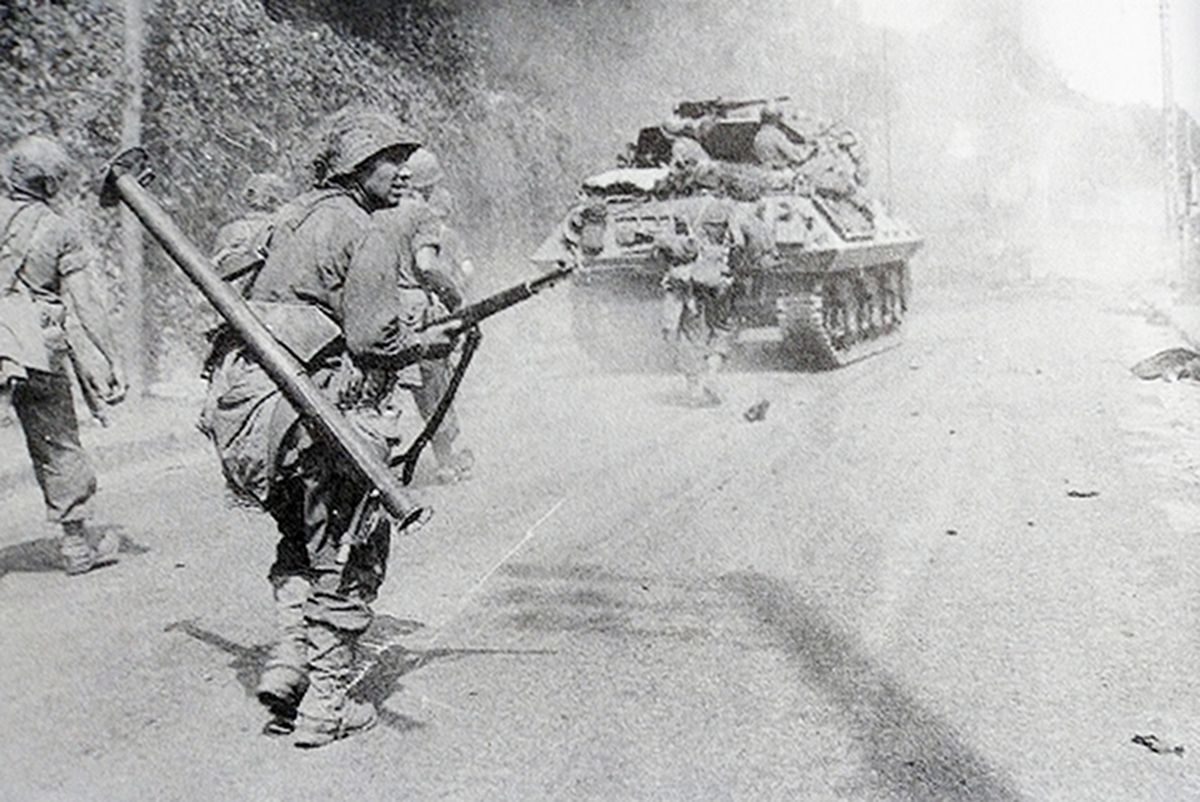 1944年8月，西线法国战场，美军第5步兵师的士兵跟随一辆M10坦克歼击车沿公路向巴黎进发，其中一名士兵身背的是一支M1A1型「巴祖卡」火箭发射筒。