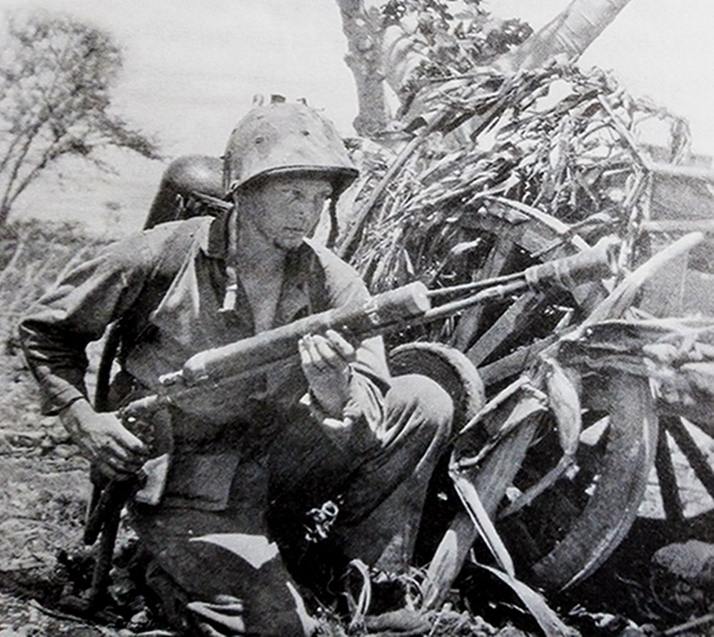 1944年6月,「塞班岛战役」期间,太平洋战场塞班岛,一名美国海军陆战队的火焰喷射兵正拿着M2型火焰喷射器准备向日军开火。
