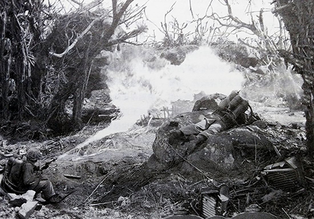 1945年初,「硫磺岛战役」期间,太平洋战场硫磺岛,美国海军陆战队的火焰喷射兵队正在用M2型火焰喷射器攻击日军碉堡。