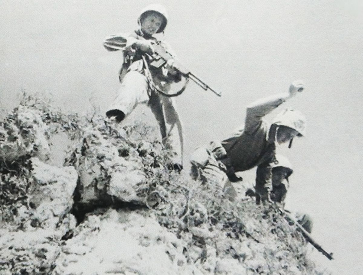 1945年春,「冲绳岛战役」期间,太平洋战场冲绳岛,美国海军陆战队士兵使用M1918「勃朗宁」自动步枪和MK2手榴弹对付隐藏在洞穴和坑道内的日军。