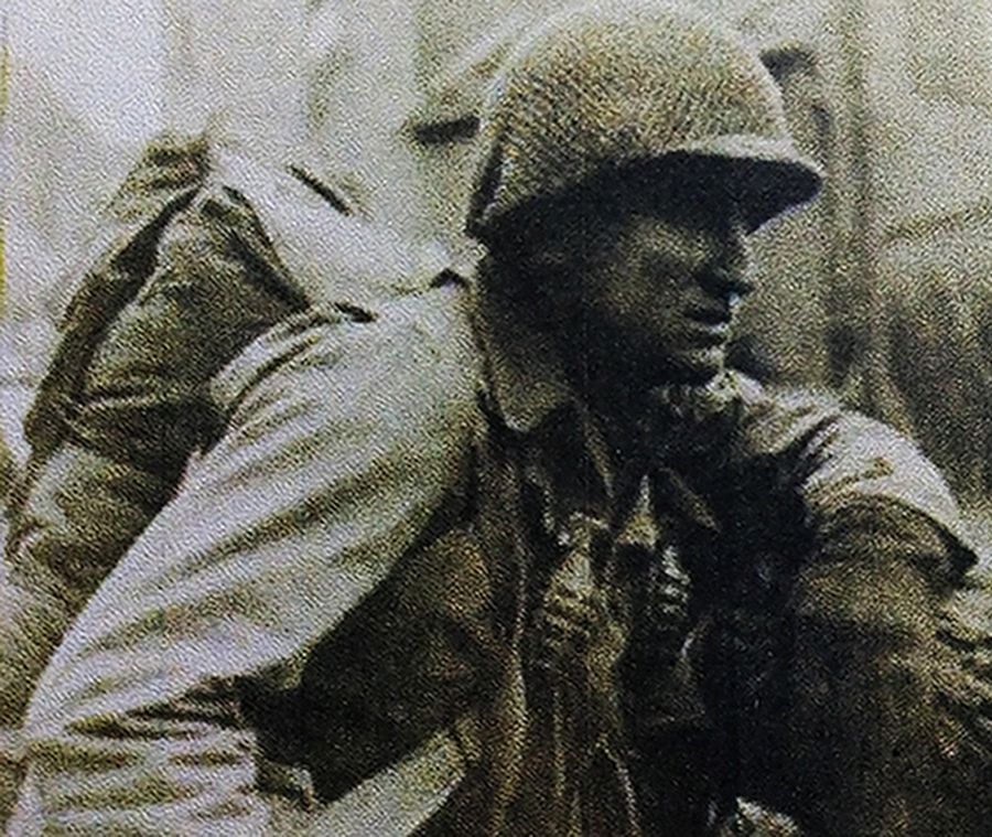1945年2月,西线德国战场,美军第102师一名身上挂着MK2手榴弹的士兵正注视着前方战况。