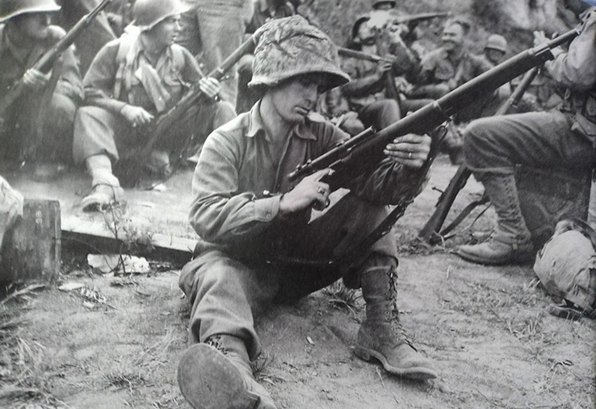 1944年5月，「安齐奥战役」期间，西线战场意大利，美军第36步兵师143步兵团G连的一名狙击手正在检查手中的M1903「斯普林菲尔德」步枪。