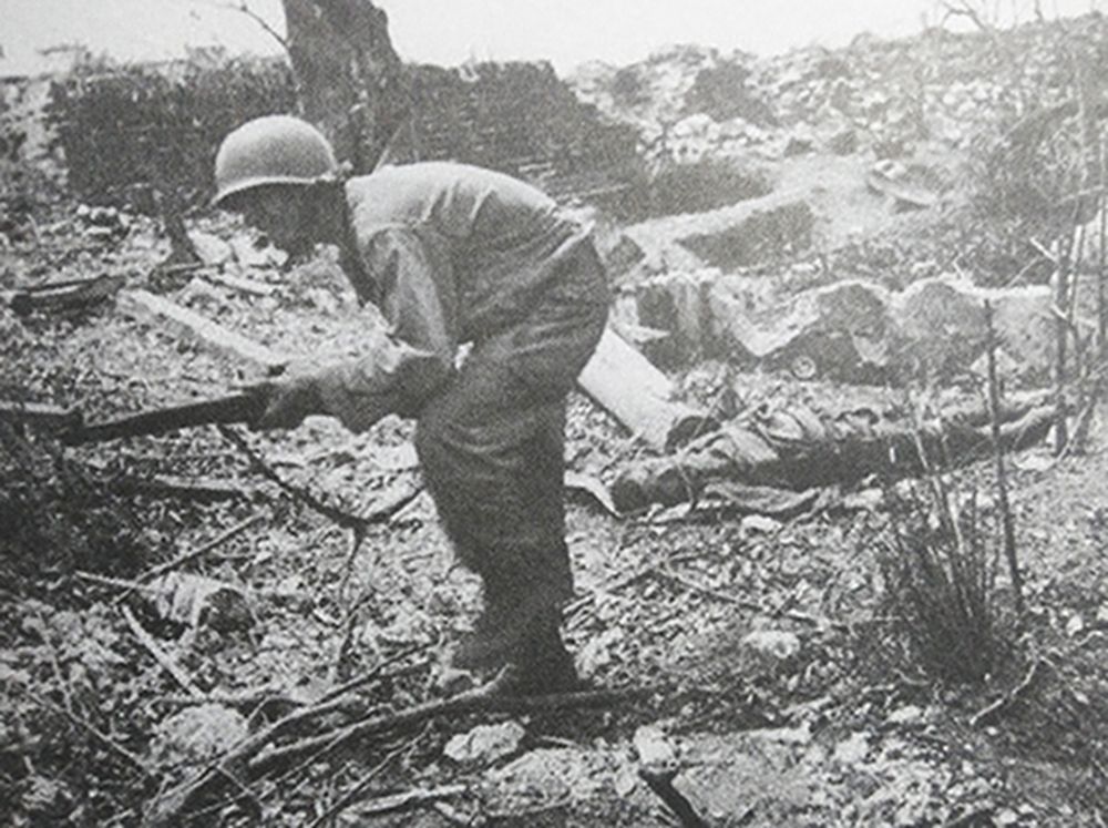 1945年，「菲律宾战役」期间，太平洋战场菲律宾，一名在城市废墟中的美军手持M1903「斯普林菲尔德」步枪与日军进行巷战。