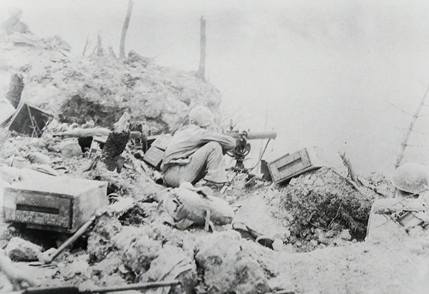 1945年4月，「冲绳岛战役」期间，太平洋战场，登陆冲绳岛的美国海军陆战队一挺M1917A1水冷式重机枪正在向日军猛烈射击，以掩护士兵进攻。