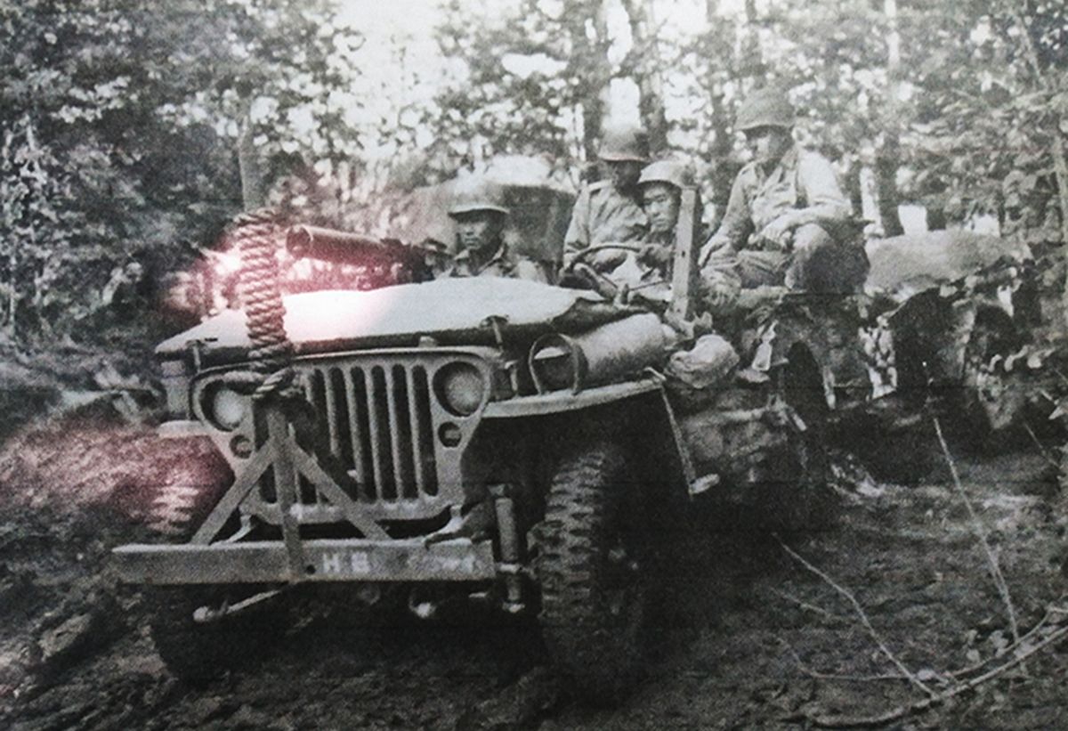 1944年10月，西线法国战场，美军第442团第2营的一辆武装吉普车，其驾驶室前架着一挺M1917A1水冷式重机枪。