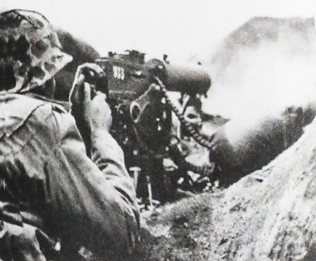 二战期间，一名美军正操纵一挺M1917A1水冷式重机枪开火射击。