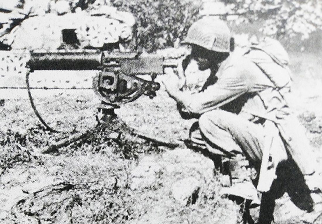 1943年9月，「意大利战役」期间，欧洲西线意大利战场，美军第36师某步兵连一名士兵正操纵一挺M1917A1水冷式重机枪向德军开火射击。