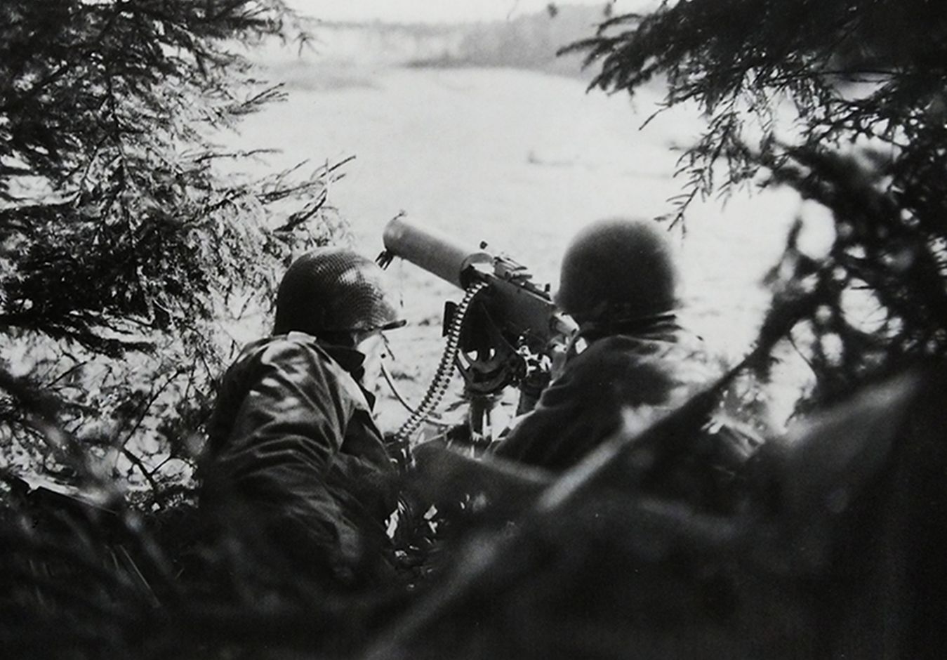 1941年12月，「威克岛战役」期间，太平洋战场威克岛防御阵地，美国海军陆战队一挺M1917A1水冷式重机枪正在迎击进攻的日军。