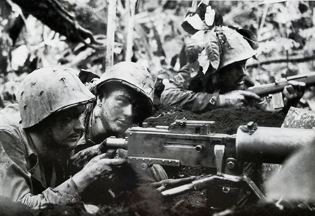 1942年8月，「瓜岛战役」期间，太平洋战场，登陆瓜达尔卡纳尔岛的美国海军陆战队一挺M1917A1水冷式重机枪正在与日军战斗。