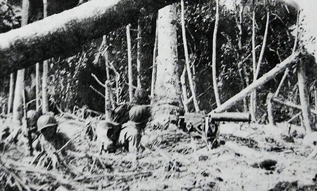 1944年初，太平洋战场，「马绍尔群岛战役」期间，美海军陆战队一挺M1917A1水冷式重机枪正在为进攻的士兵提供火力支援。