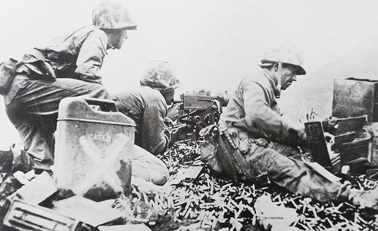 1945年2月，「硫磺岛战役」期间，太平洋战场硫磺岛折钵山南端，美军一处正在战斗的M1917A1水冷式重机枪阵地，机枪旁的地面上遍布弹壳，可见战斗之激烈。
