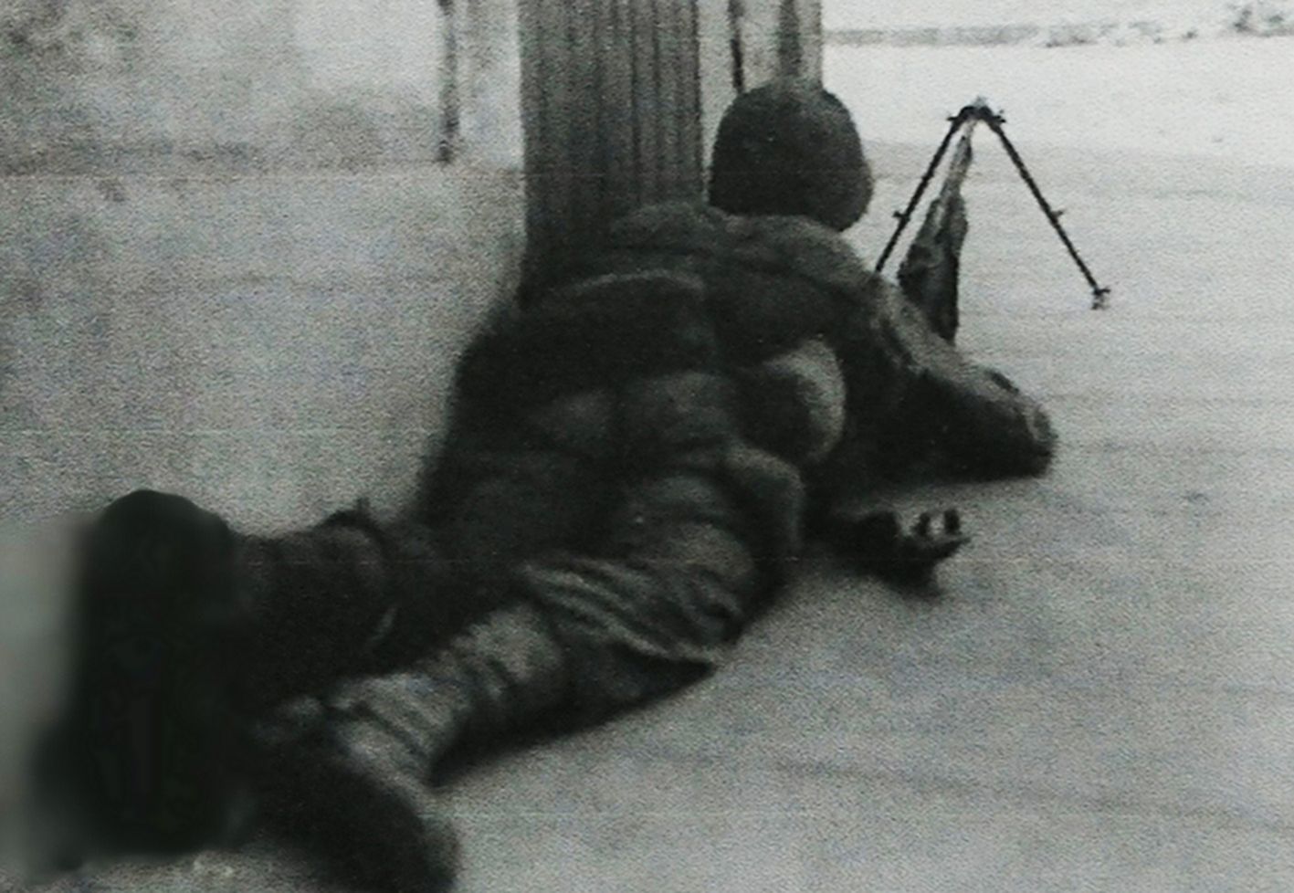 1944年，「龙骑兵行动」期间，西线战场法国马赛，一名法国士兵在街头用支起两脚架的M1918A2「勃朗宁」自动步枪进行射击。二战后期，有少量M1918A2装备了盟军部队。