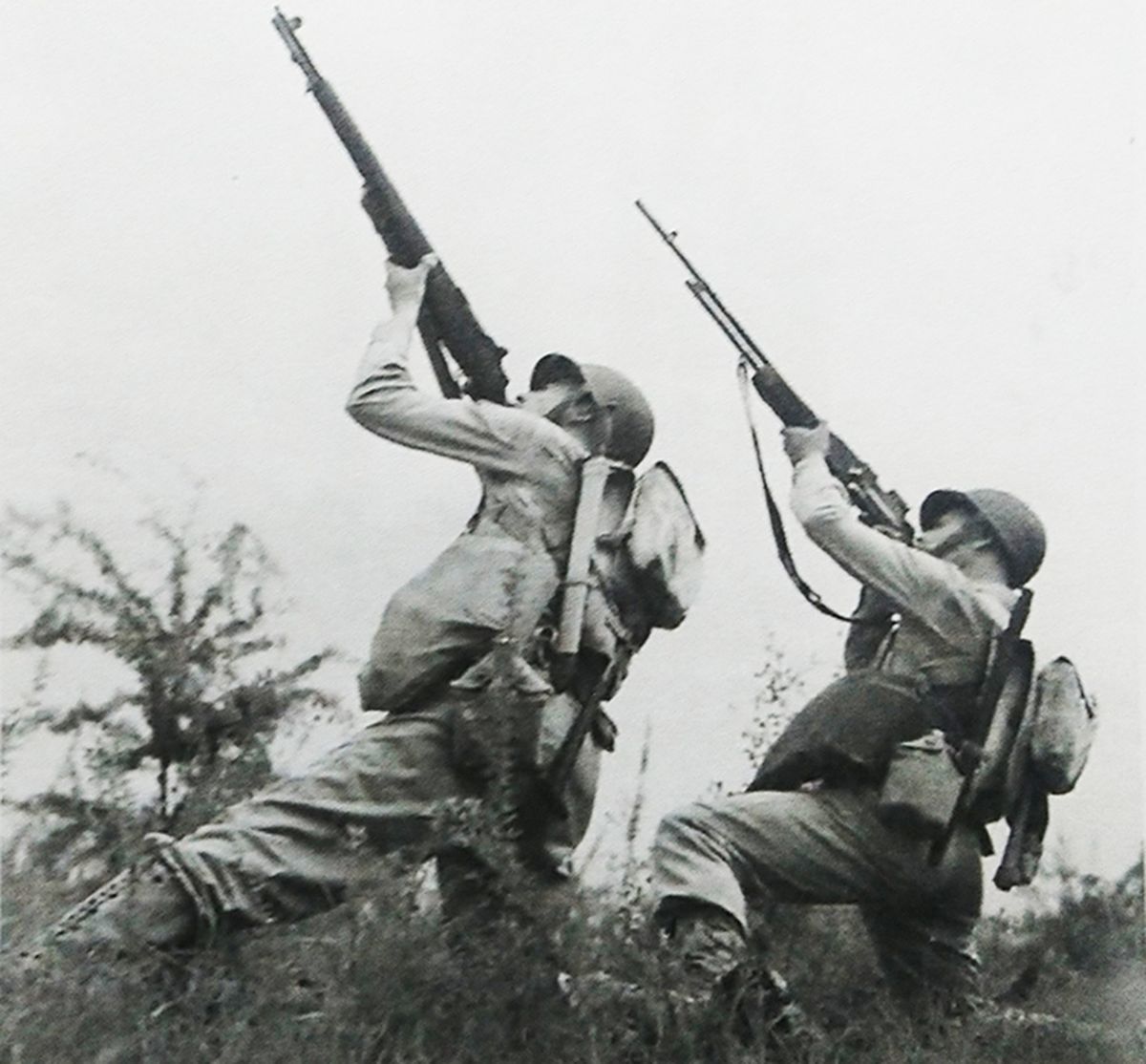 1942年，两名美军士兵练习步枪对空射击，后面一名士兵手持M1918A2「勃朗宁」自动步枪。