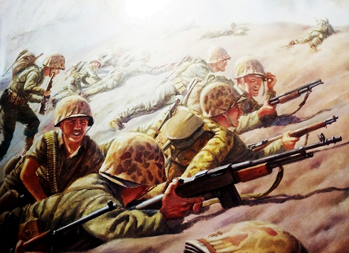 绘图：1945年，「硫磺岛战役」期间，太平洋战场，刚登陆上岸的美国海军陆战队士兵埋伏在沙丘上准备向日军进攻，前方一名士兵手持M1918A2「勃朗宁」自动步枪。