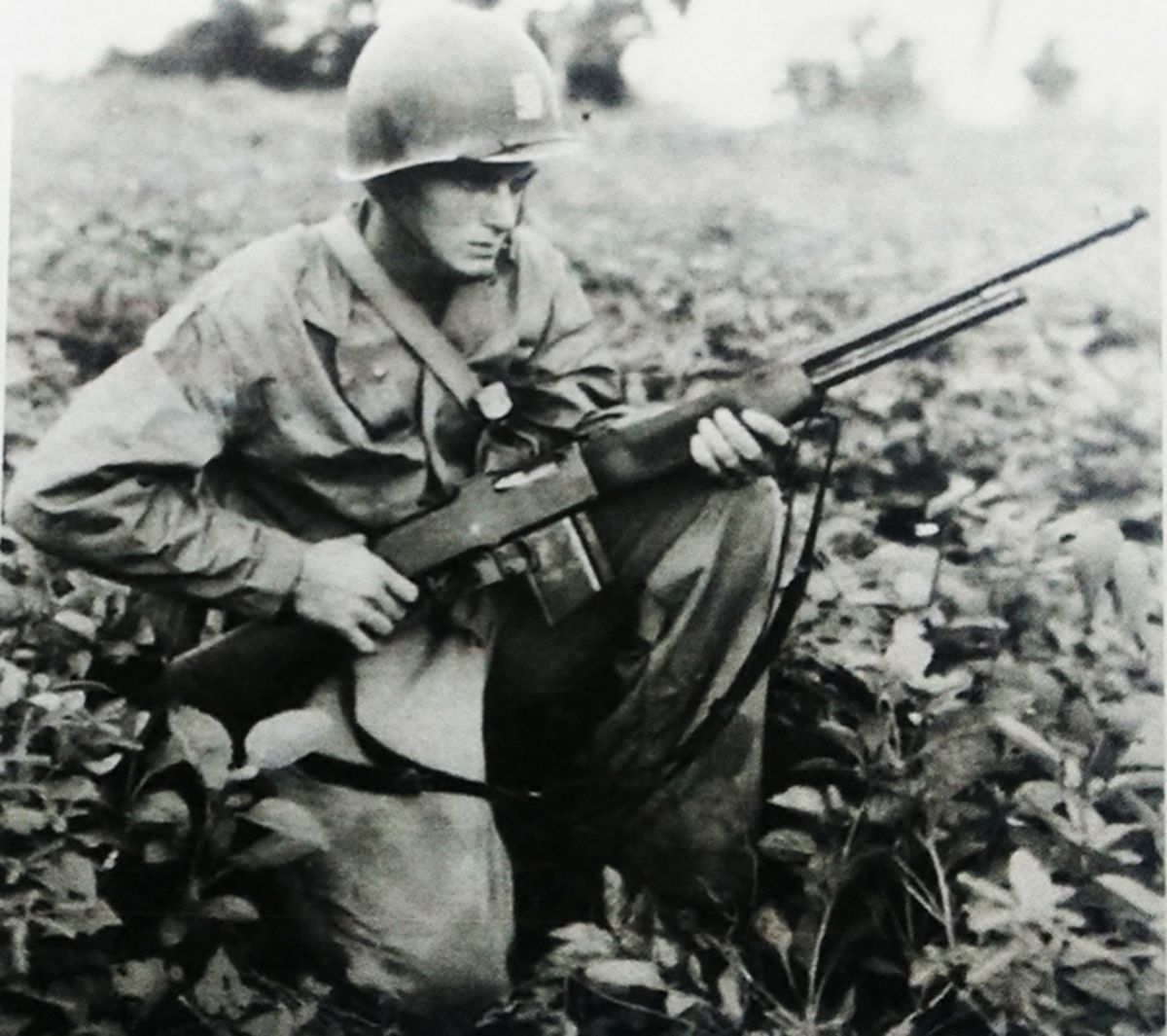 1945年，「关岛战役」期间，太平洋战场，一名美国海军陆战队士兵正在检查手中的M1918A2「勃朗宁」自动步枪。