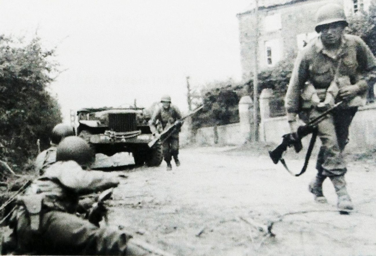 1944年7月，「诺曼底登陆」期间，西线战场法国诺曼底地区，美军第13兵团士兵正向德军发起进攻。右前方冲锋的一名士兵手持M1918A2「勃朗宁」自动步枪。