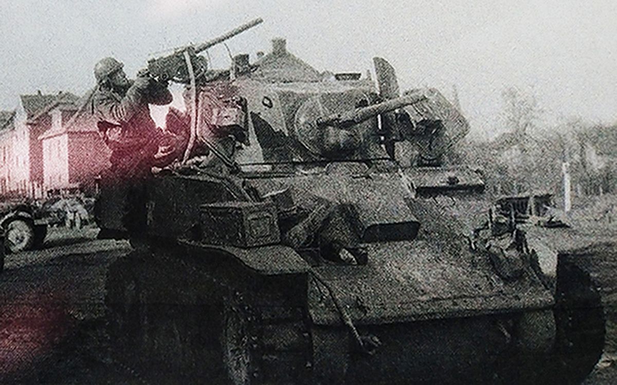 1945年3月，西线德国战场维尔森镇，美军第5装甲师第34坦克营一名坦克手用架设在M5A1坦克上的一挺M1919A4重机枪向德军一个隐蔽目标开火。
