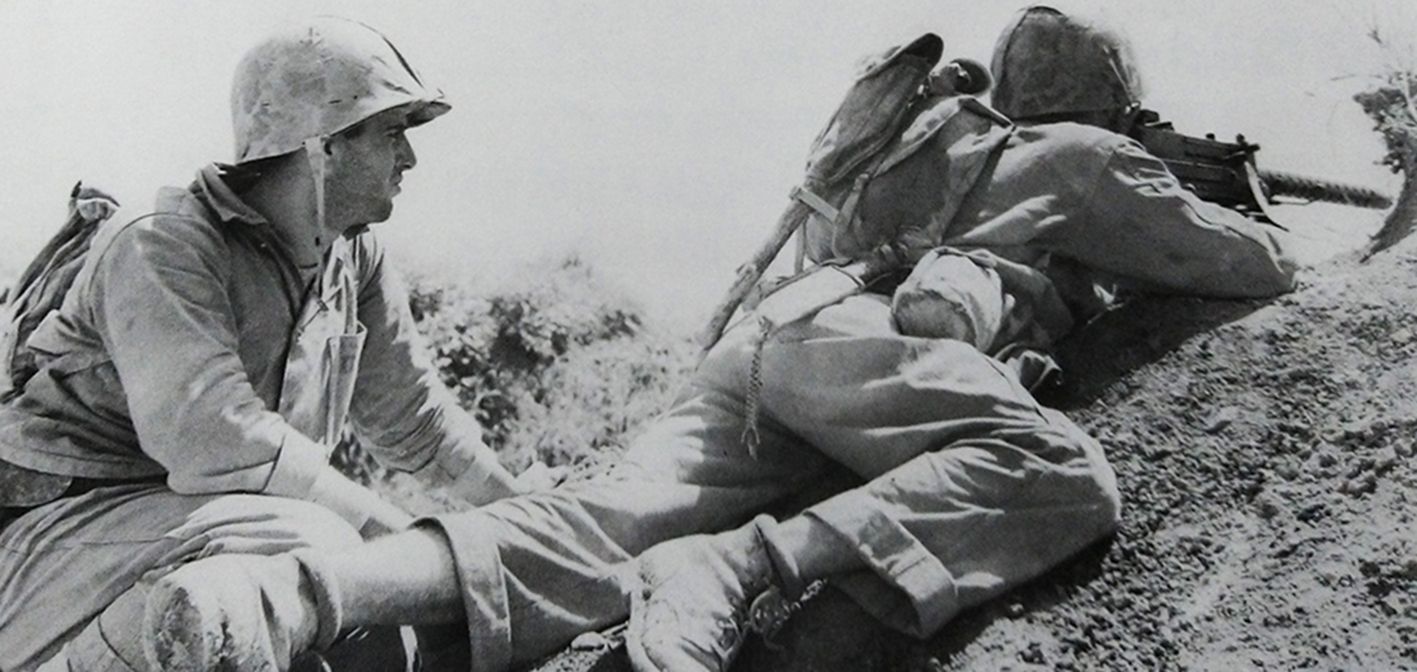 1945年6月，「冲绳岛战役」期间，太平洋战场冲绳岛一处山丘上，美国海军陆战队第6师第4团的一个M1919A4重机枪小组为进攻的陆战队士兵提供火力支援。