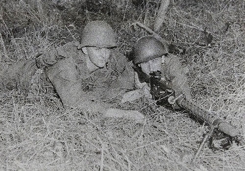 二战西线战场，美军两名机枪手埋伏在草丛中，他们的M1919A4重机枪已作好战斗准备。