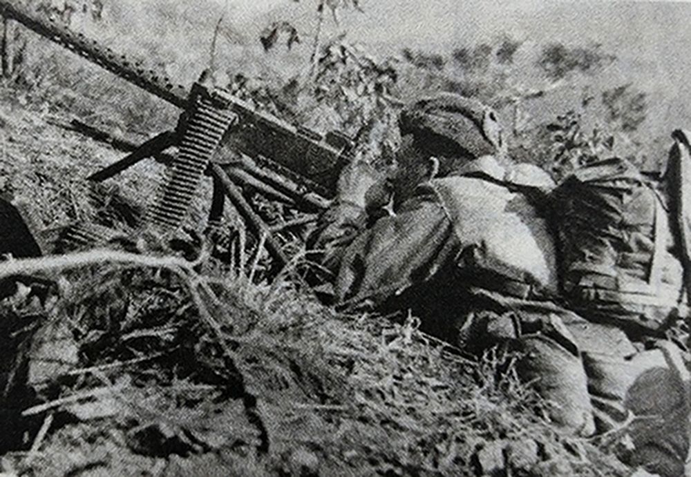 二战战场，使用M1919A4重机枪作战的美军机枪手。