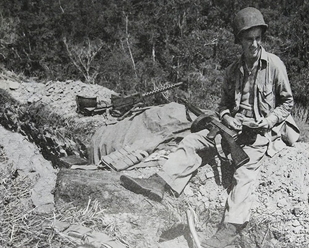 1942年9月，「瓜岛战役」期间，太平洋战场瓜达尔卡纳尔岛，美国海军陆战队1团3营L连一名美军M1919A4重机枪手在战斗间隙休息。