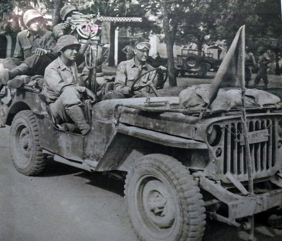 1943年9月，「萨勒诺登陆」期间，西线意大利战场萨勒诺（Salemo）地区，美军第15步兵师在巡逻用的吉普车上安装了一挺M1919A4重机枪。
