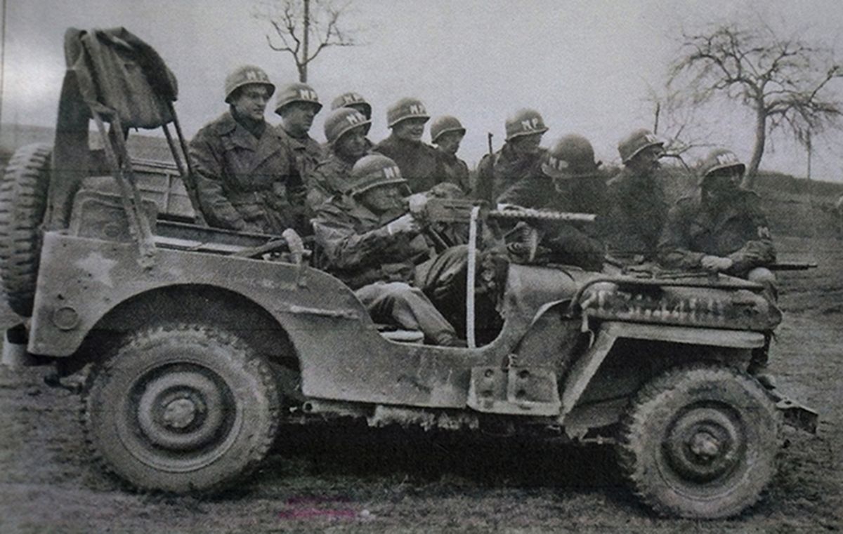 1945年3月，西线德国境内，美军第44师的一支宪兵小队在吉普车上用M1919A4重机枪进行射击练习。