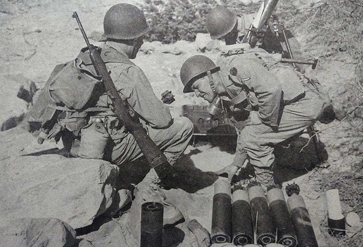 1943年2月，美国科罗拉多州卡森兵营驻地，美军一个81毫米迫击炮班正在进行训练，炮班士兵的自卫武器都配备了轻便的M1卡宾枪。