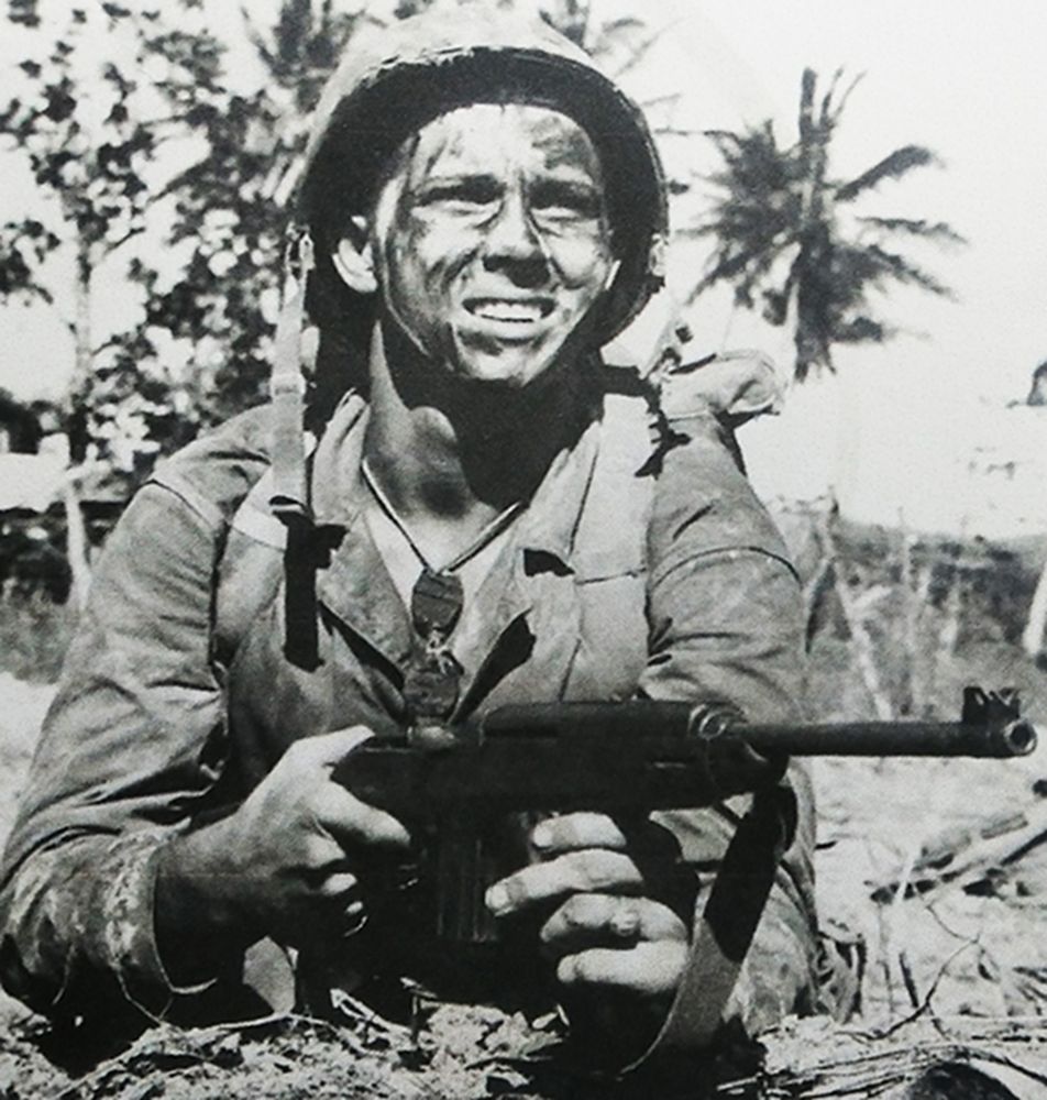 1944年7月，「关岛战役」期间，太平洋战场，一名手持M1卡宾枪的美国海军陆战队士兵正等待进攻命令。