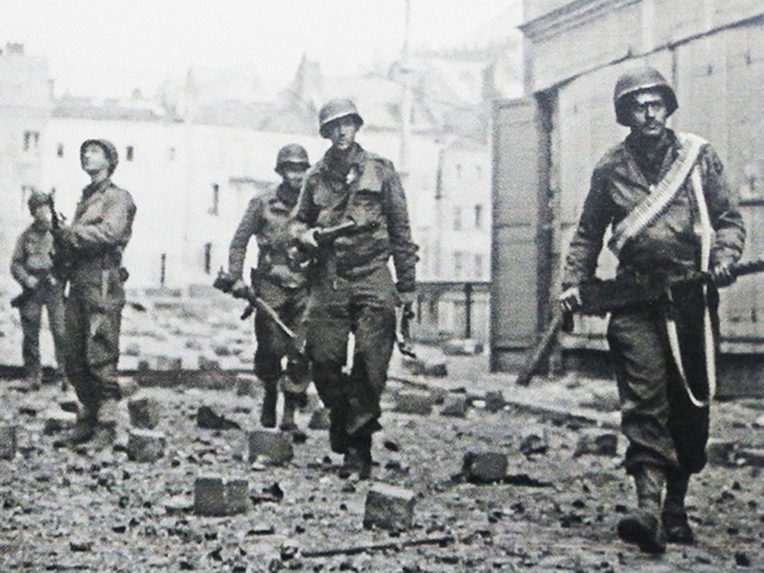 1944年11月，西线法国战场，美国第95师第377步兵团一个战斗小队正在梅斯街道上搜索德军。其中右边最后一名士兵手持M1卡宾枪。