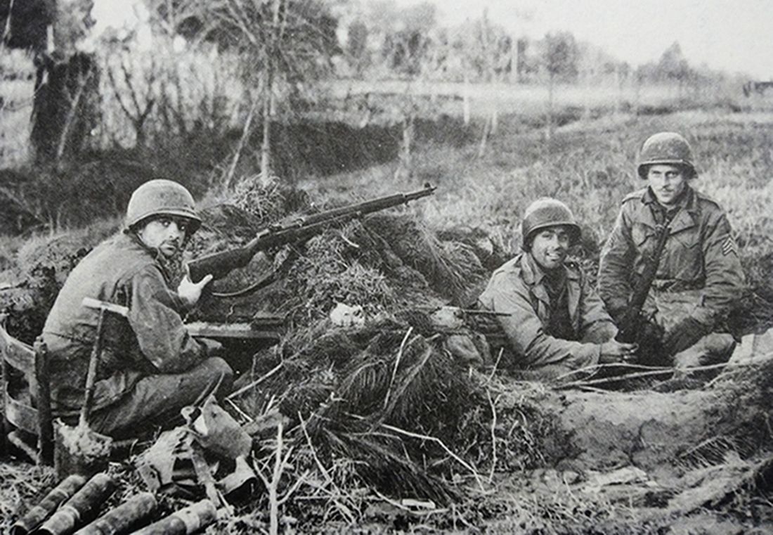 1944年初，「安齐奥战役」期间，西线战场意大利，盟军在安齐奥登陆后与德军发生拉锯战。图为三名在防御工事中的美军士兵，神情轻松，使用的武器即为M1「加兰德」半自动步枪。
