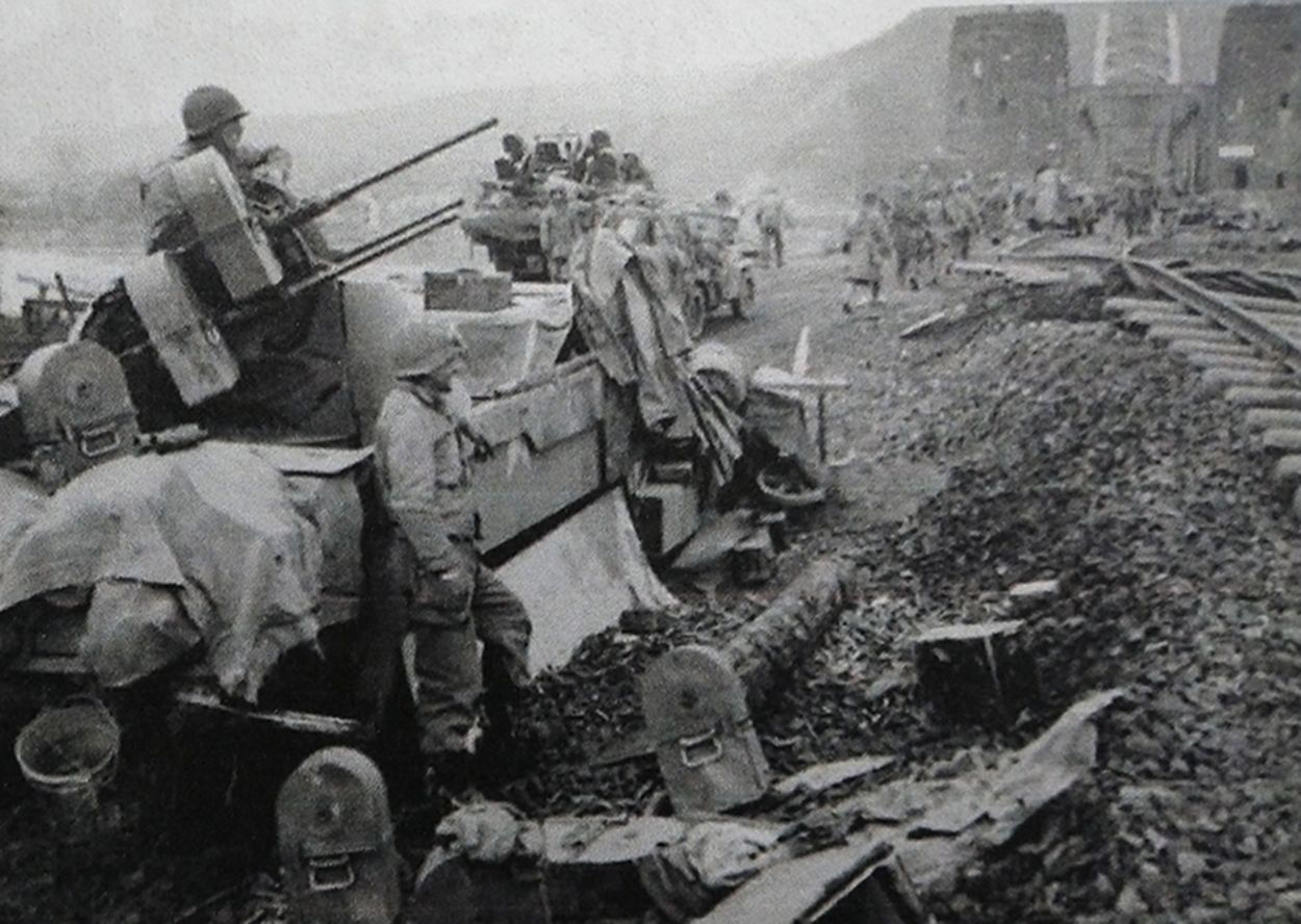 1945年3月,「雷马根大桥争夺战」期间,西线德国战场,美军第9装甲师攻占雷马根大桥后遭遇德军飞机多次空袭,美军布防了第482高炮营进行防空作战,图中是该营安装了四联M2重机枪作防空用的M6装甲车。雷马根大桥得到保护,保证了美军3个步兵师顺利进入德国本土作战。