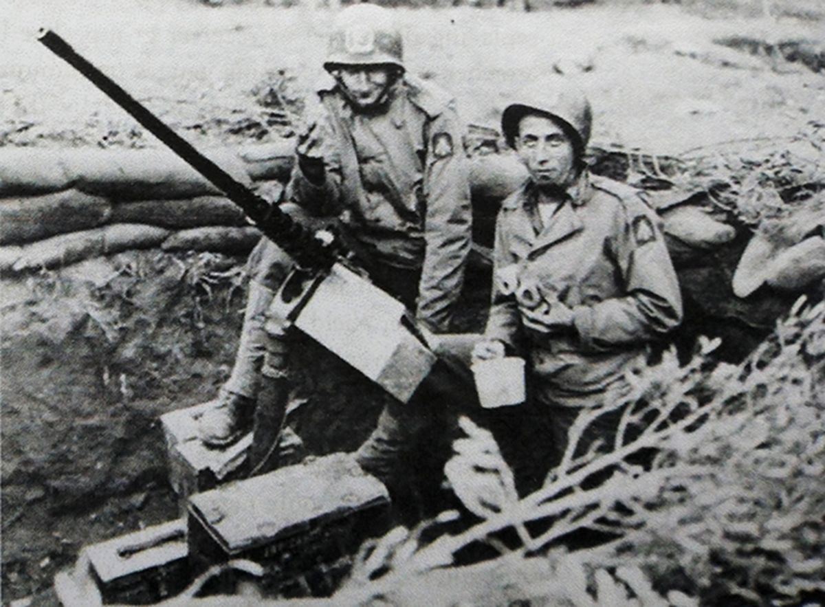 1944年8月,「意大利战役」期间,西线意大利战场,美国第5军的一处重机枪阵地,阵地上一挺12.7毫米口径的M2重机枪架在M24枪架上,弹药箱则用螺栓固定在枪架底座的木平台上,以便有更好的稳定性。