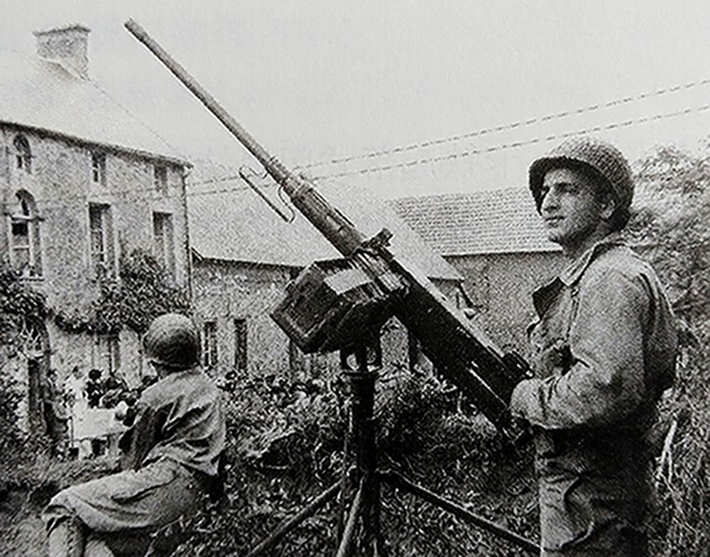 1944年夏天,「诺曼底登陆」期间,西线法国战场诺曼底地区,美军一处设在土坡上的M2重机枪阵地,阵地四周都是房子,这挺M2重机枪似乎是用来对付空中目标。
