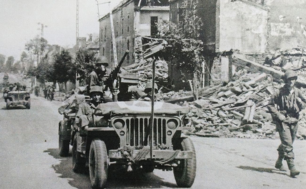 1944年7月,「眼镜蛇行动」期间,西线法国战场,美军第90师一辆侦察吉普车上架着一挺12.7毫米口径的M2重机枪。